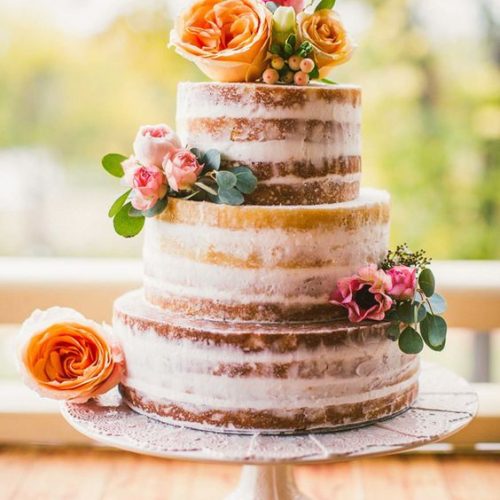 bruidstaart naked cake bloemen